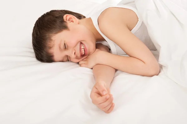 Child portrait in white bed — Stock Photo, Image