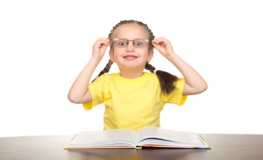 gözlüklü kız kitap okumak