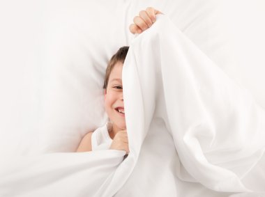 çocuk beyaz yatakta