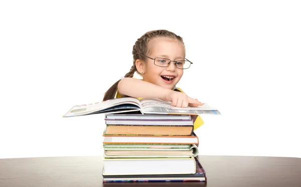 Ragazza in bicchieri leggere libro — Foto Stock