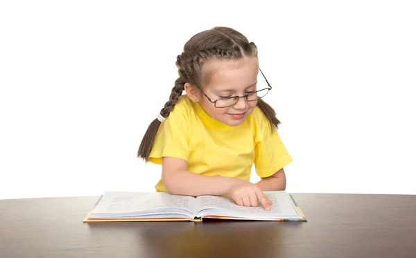 Meisje in glazen lezen boek — Stockfoto