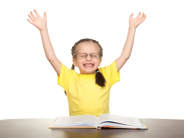 Meisje in glazen lezen boek — Stockfoto