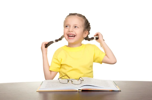 Chica en gafas leer libro — Foto de Stock