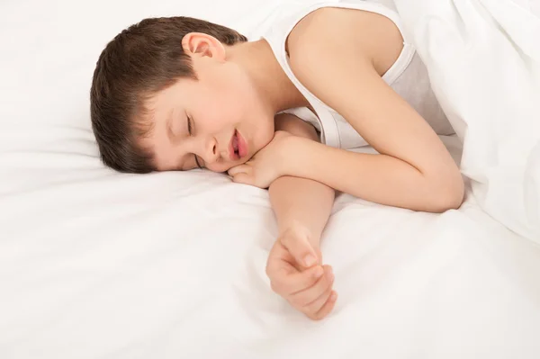 Child portrait in white bed — Stock Photo, Image