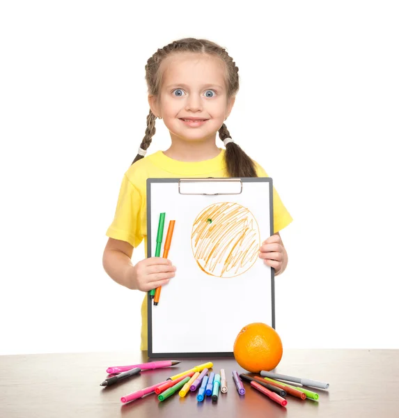 Mädchen zeichnet orange auf Klemmbrett — Stockfoto