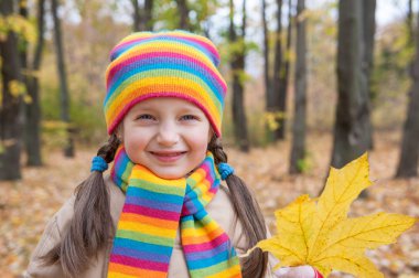 sonbahar ormanda kız portre