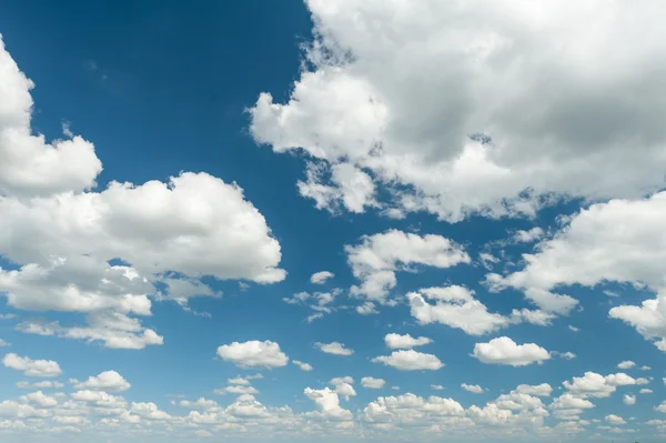 Heller Sommerhimmel mit Wolken — Stockfoto