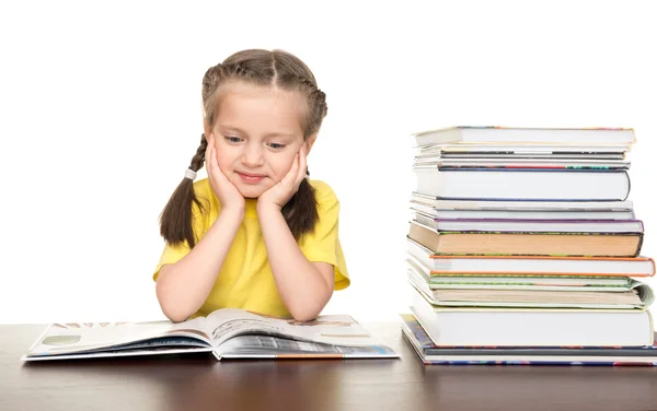 Menina ler livro — Fotografia de Stock