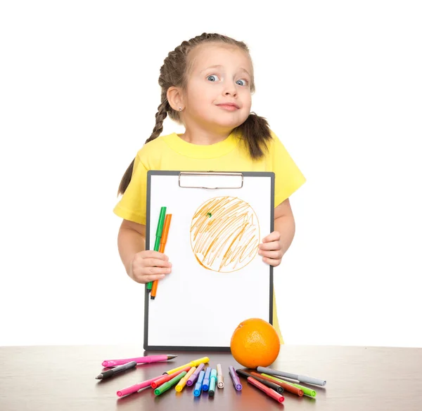 Mädchen zeichnet orange auf Klemmbrett — Stockfoto