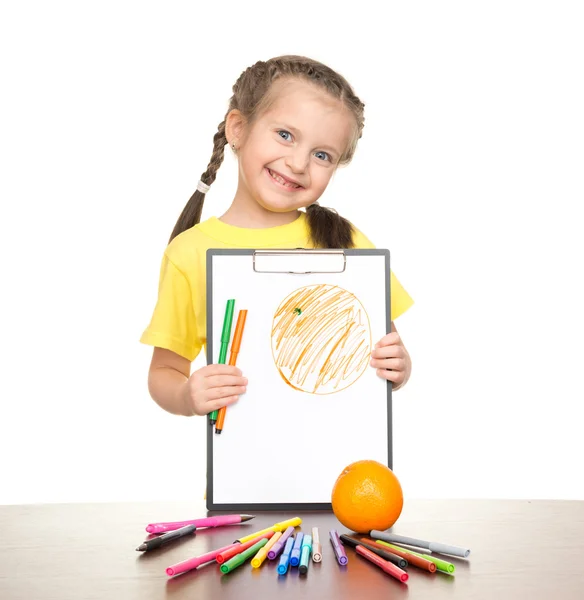 Mädchen zeichnet orange auf Klemmbrett — Stockfoto