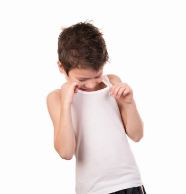 oğlan onun gömleğinin altında görünüyor