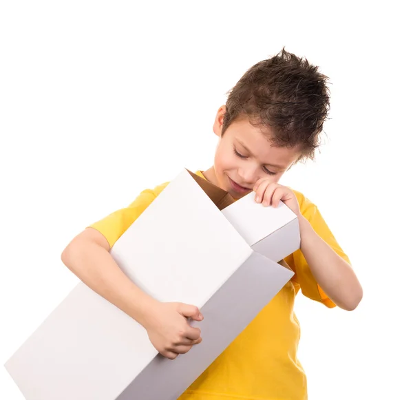 Αγόρι πορτρέτο με κιβώτιο δώρων σε λευκό — Φωτογραφία Αρχείου
