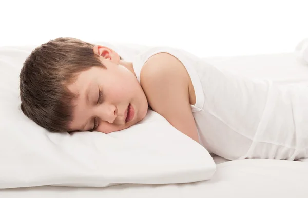 Chłopiec w białe łóżko — Zdjęcie stockowe