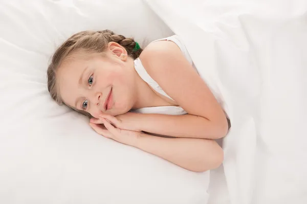 Dívka v bílé posteli — Stock fotografie