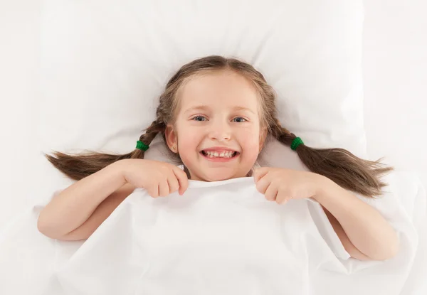 Chica en cama blanca — Foto de Stock