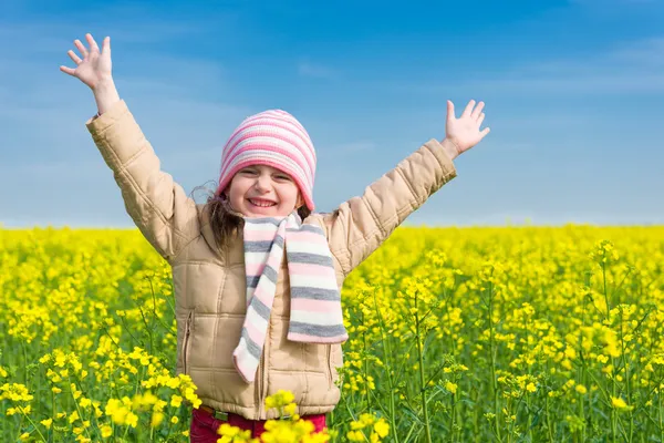 Menina no campo amarelo de estupro — Fotografia de Stock