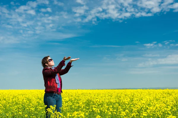 Femme dans le champ jaune de colza — Photo