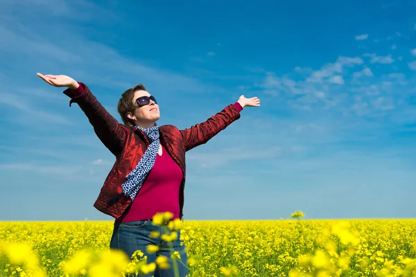 Mujer en campo amarillo de colza —  Fotos de Stock