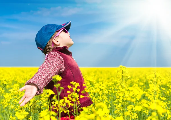 Menina no campo amarelo de estupro — Fotografia de Stock