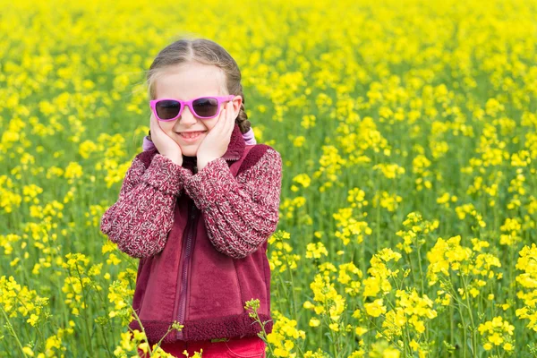 Dívka v žlutém poli řepky — Stock fotografie