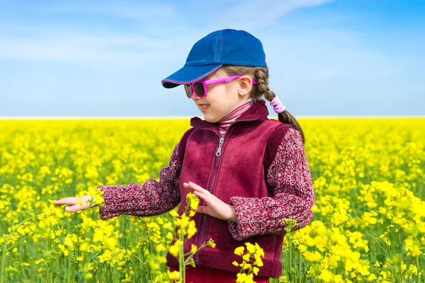 Chica en amarillo campo de violación — Foto de Stock