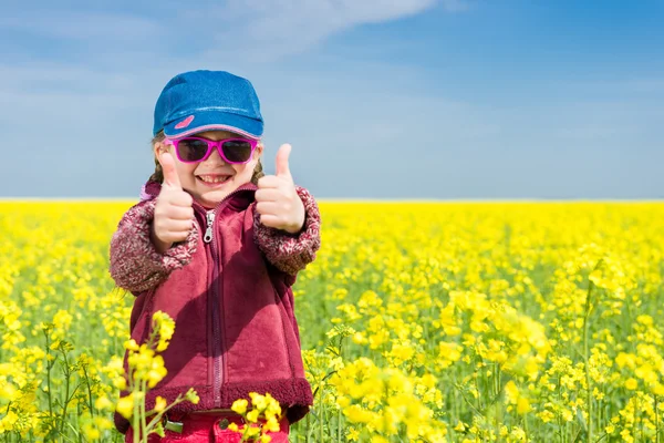 Menina no campo amarelo de estupro — Fotografia de Stock