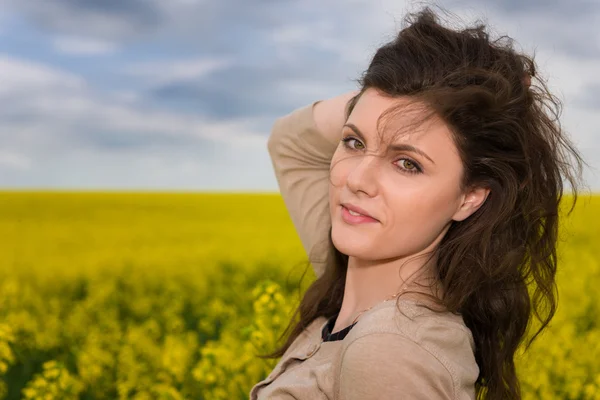 Portrait de femme dans le champ de fleur jaune — Photo