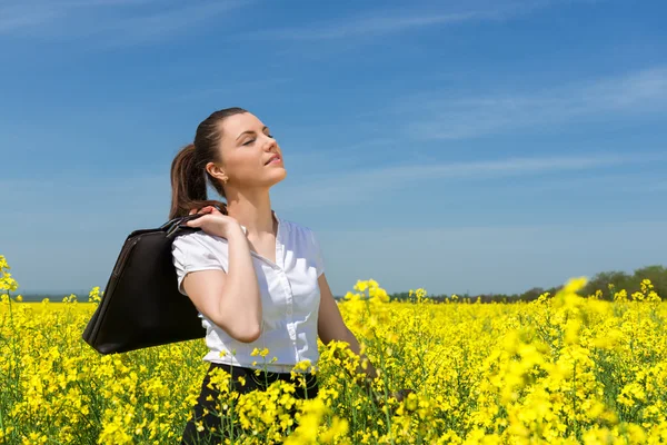 Femme d'affaires au champ de fleurs — Photo