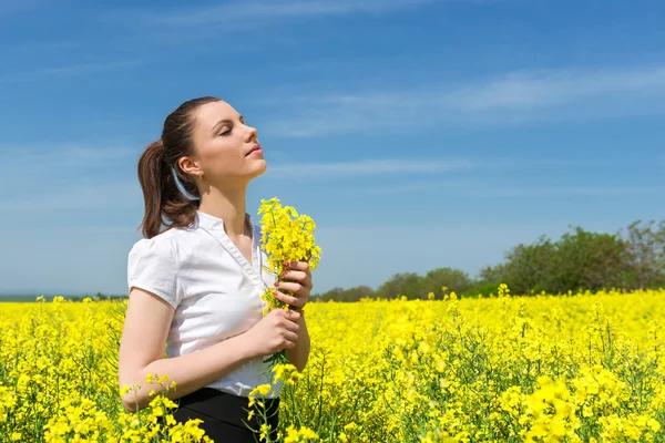 Zakenvrouw in het veld bloem — Stockfoto