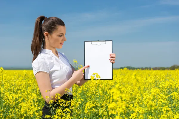 Mujer de negocios en el campo de flores — Foto de Stock