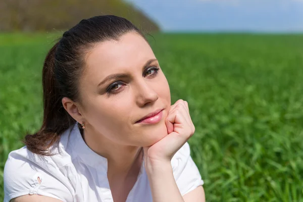 Geschäftsfrau entspannt sich auf Feld — Stockfoto