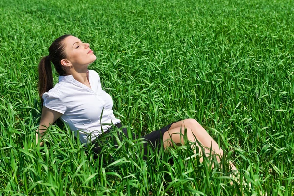 Menina relaxante no campo — Fotografia de Stock