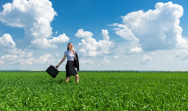 Mädchen mit Aktentasche läuft im Gras — Stockfoto