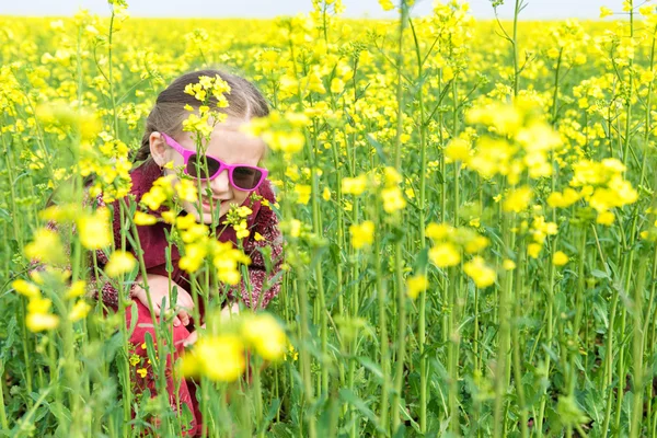Dziewczyna w żółtym polu rzepaku — Zdjęcie stockowe