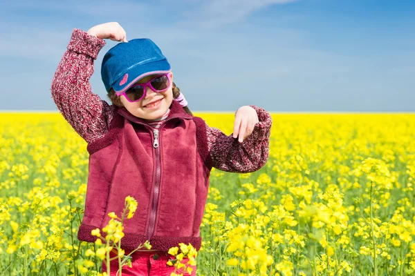 Menina no campo amarelo de estupro — Fotografia de Stock