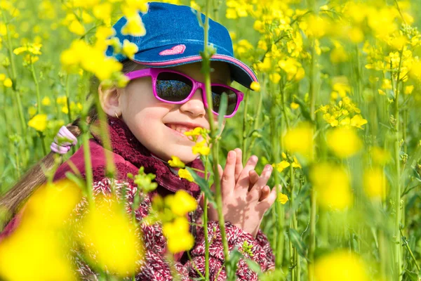 Dívka v žlutém poli řepky — Stock fotografie