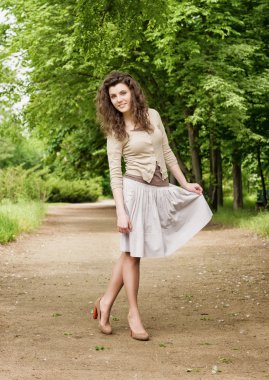 Parktaki güzel kız.