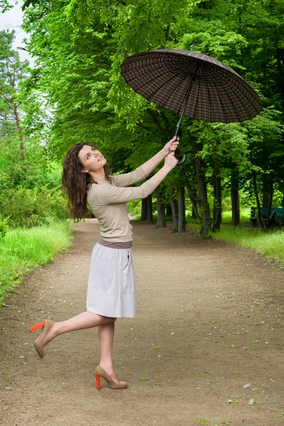 Schöne Mädchen im Park — Stockfoto