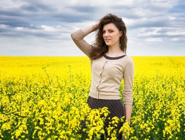 Portrait de fille dans le champ de fleur jaune — Photo