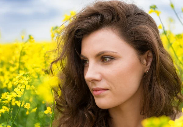 Portrait de fille dans le champ de fleur jaune — Photo