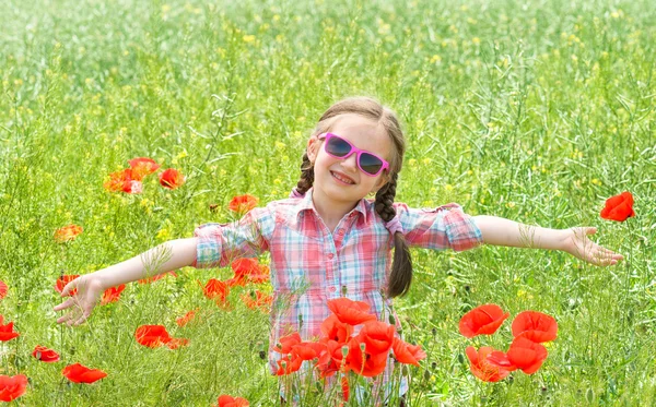 Pige oven på rød blomst meadow - Stock-foto