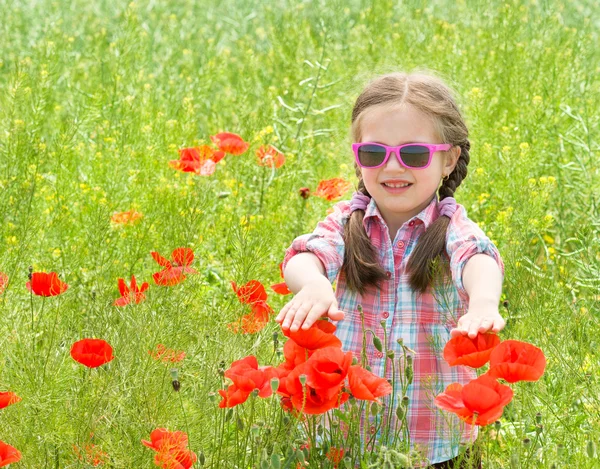 Ragazza sul prato di fiori rossi — Foto Stock