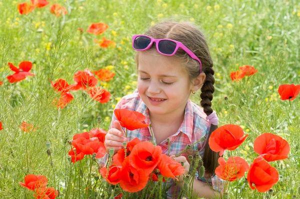 赤の花の草原の少女 — Stock fotografie