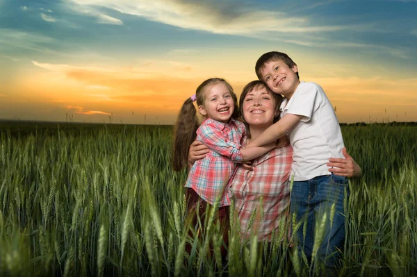 Gelukkige familie bij zonsondergang — Stockfoto