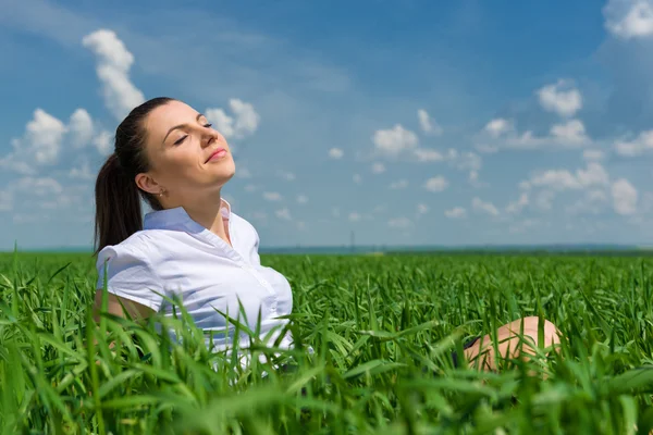 Business Girl entspannt sich auf dem Feld — Stockfoto