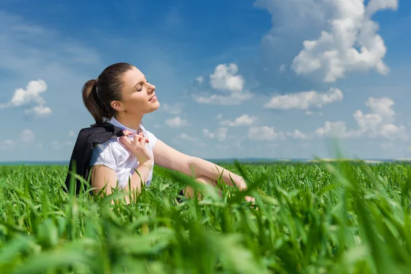 Business Girl entspannt sich auf dem Feld — Stockfoto