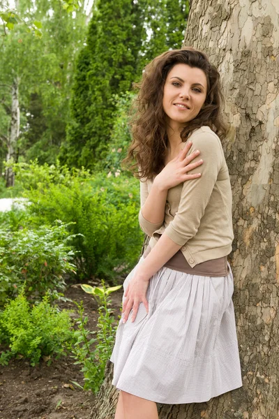 Krásná žena v parku — Stock fotografie