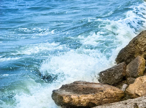 Mořské vlny a kameny jako pozadí — Stock fotografie