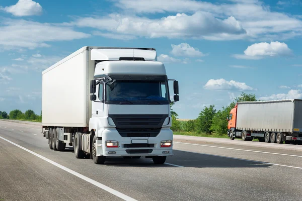 Vrachtwagen op weg — Stockfoto