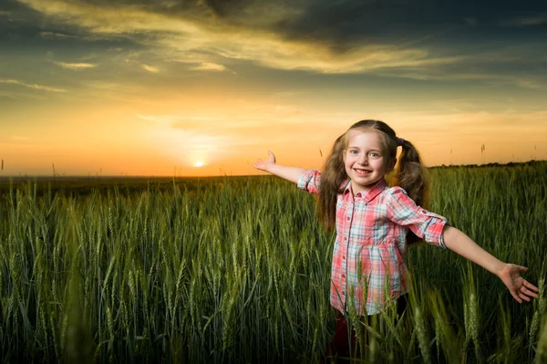 Dívka otevřená náruč při západu slunce — Stock fotografie